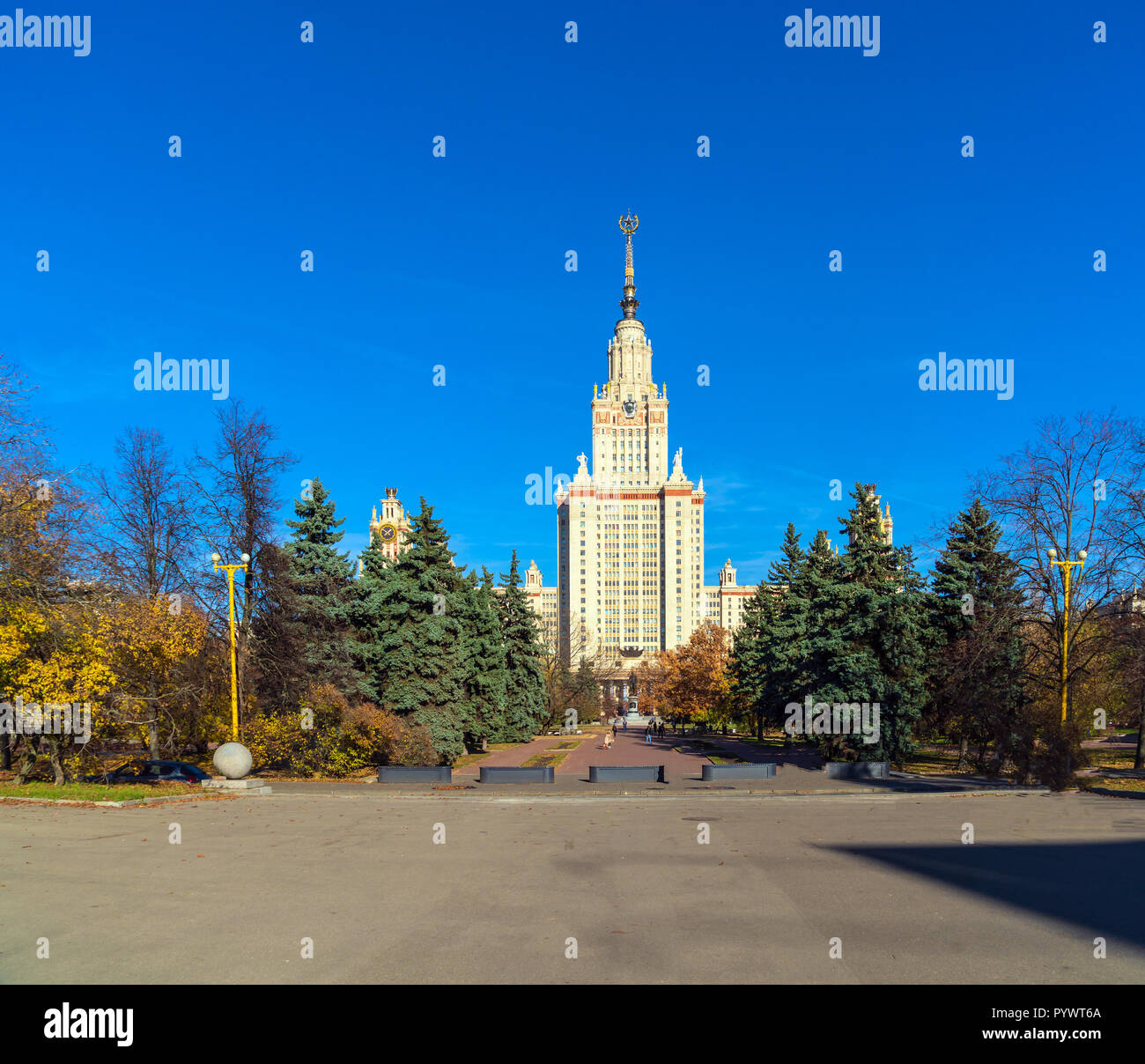 L'edificio principale di Lomonossov Università Statale di Mosca (MSU) sulle colline Sparrow, il famoso grattacielo di Stalin e un simbolo di scienza e di insegnamento Foto Stock