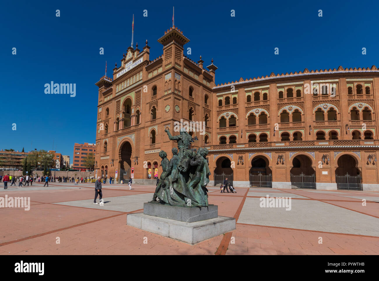 Madrid, Spagna - con una capacità di posti a sedere di 23,798, Las Ventas è uno dei più grandi arene, durante le corride nel mondo. Qui in particolare una vista della facciata Foto Stock