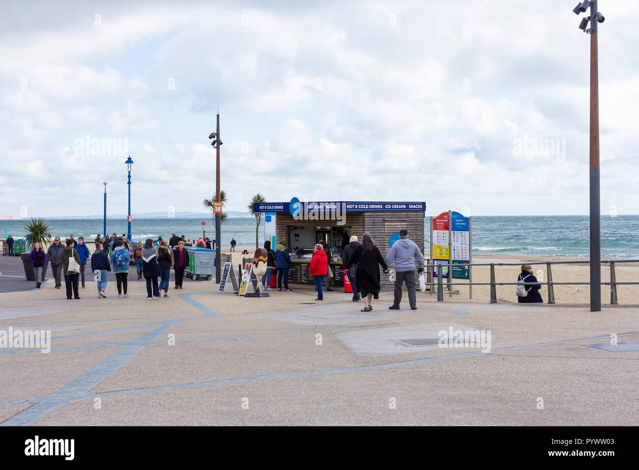 La gente fuori per una domenica pomeriggio a piedi lungo la passeggiata di Bournemouth in una fredda giornata di ottobre 2018 Foto Stock