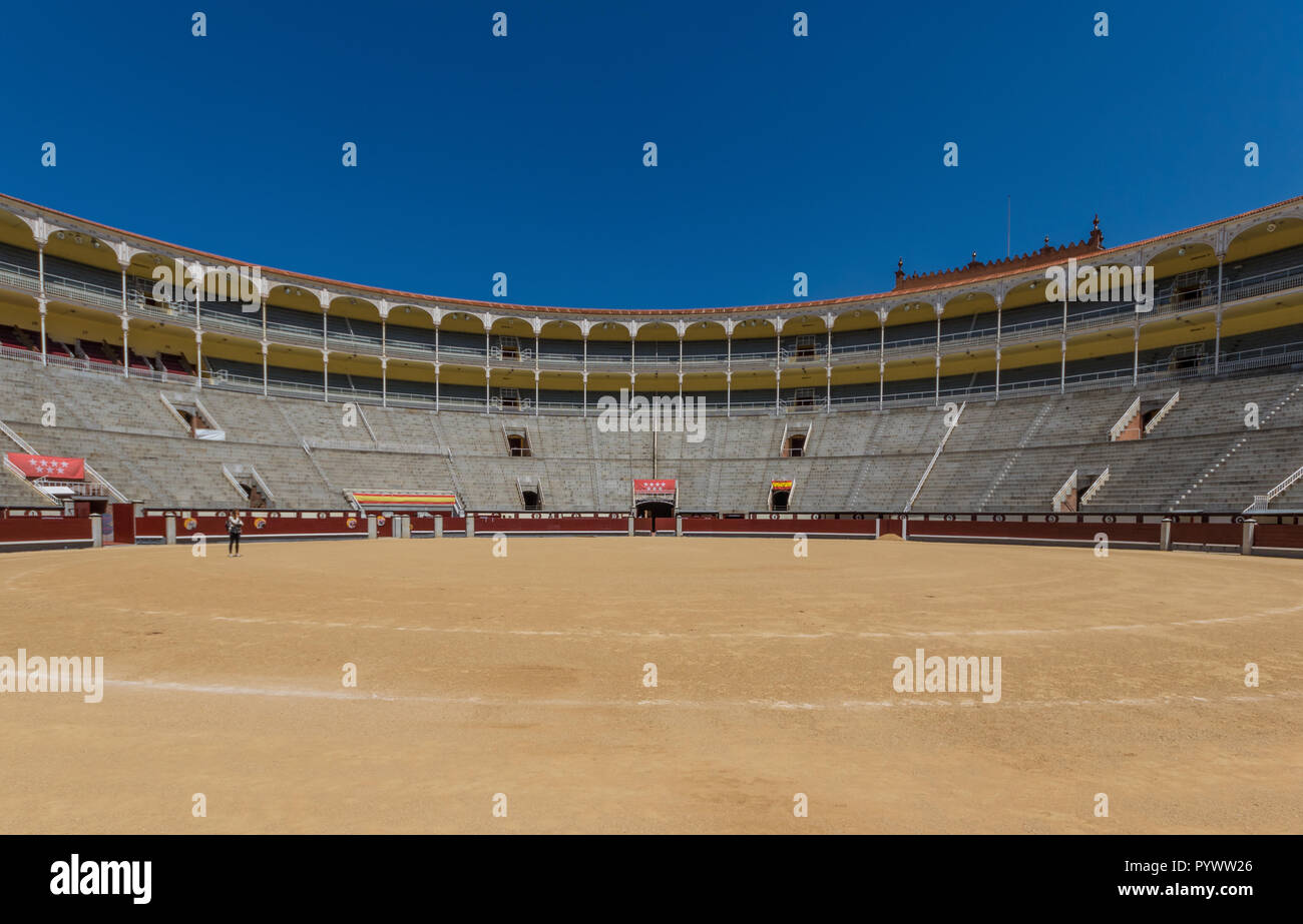 Madrid, Spagna - con una capacità di posti a sedere di 23,798, Las Ventas è uno dei più grandi arene, durante le corride nel mondo. Qui in particolare una vista degli stand Foto Stock