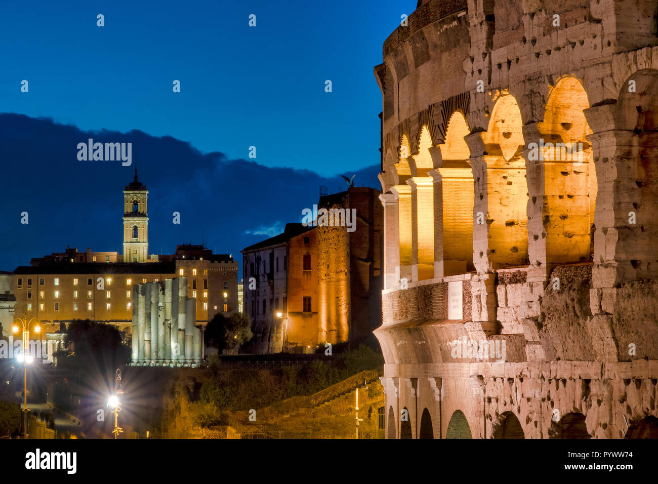 Vista del Colosseo e il Campidoglio, Roma, Italia Foto Stock