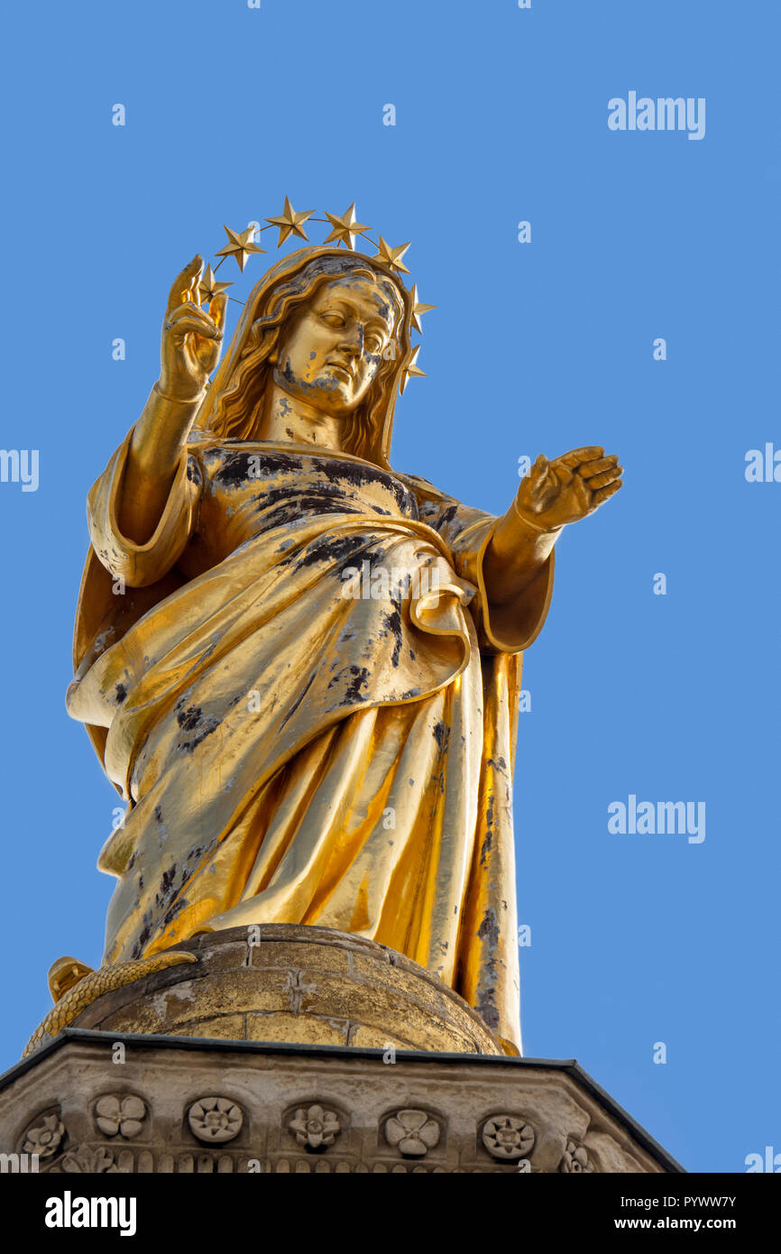 Statua dorata della Vergine Maria a Cathédrale Notre Dame des Doms di Avignone / Cattedrale di Avignone, Vaucluse, Provence-Alpes-Côte d'Azur, in Francia Foto Stock