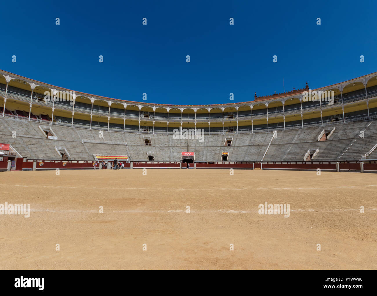 Madrid, Spagna - con una capacità di posti a sedere di 23,798, Las Ventas è uno dei più grandi arene, durante le corride nel mondo. Qui in particolare una vista degli stand Foto Stock
