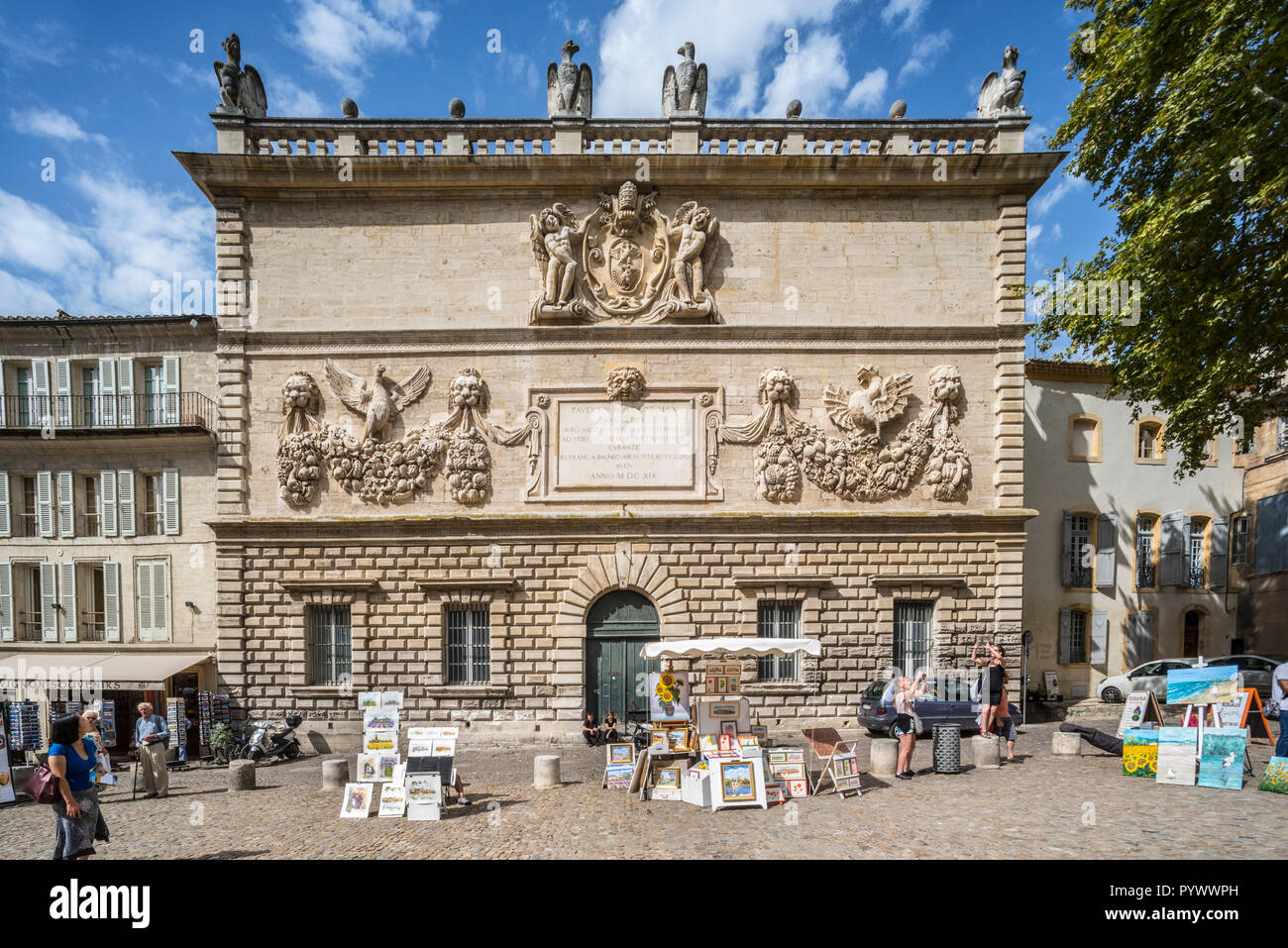 Dipinti per la vendita di fronte all'Hôtel des monnaies / Antica Zecca nella città Avignon Vaucluse, Provence-Alpes-Côte d'Azur, in Francia Foto Stock