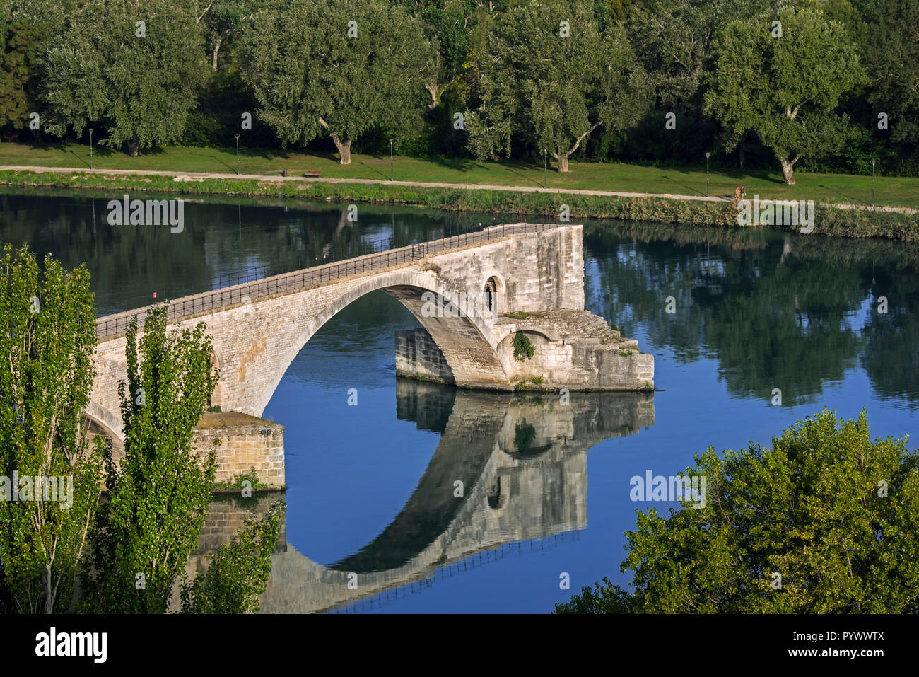 La riflessione del Pont Saint-Bénézet / Pont d'Avignon in acqua del fiume Rodano, Avignon Vaucluse, Provence-Alpes-Côte d'Azur, in Francia Foto Stock