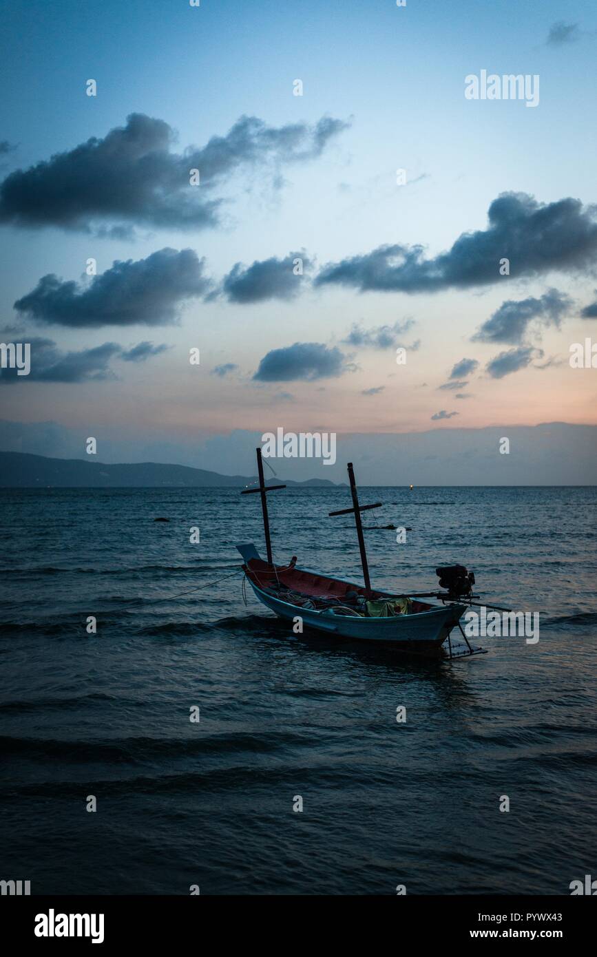 Nave sul mare calmo da tramonto in Thailandia Foto Stock