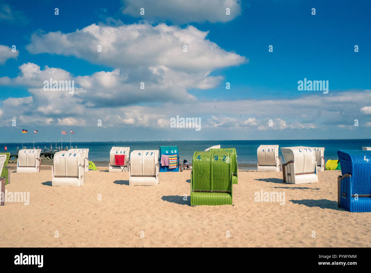 Spiaggia sul tedesco nel Mare del Nord isola Fohr con un tradizionale sedie a sdraio Foto Stock