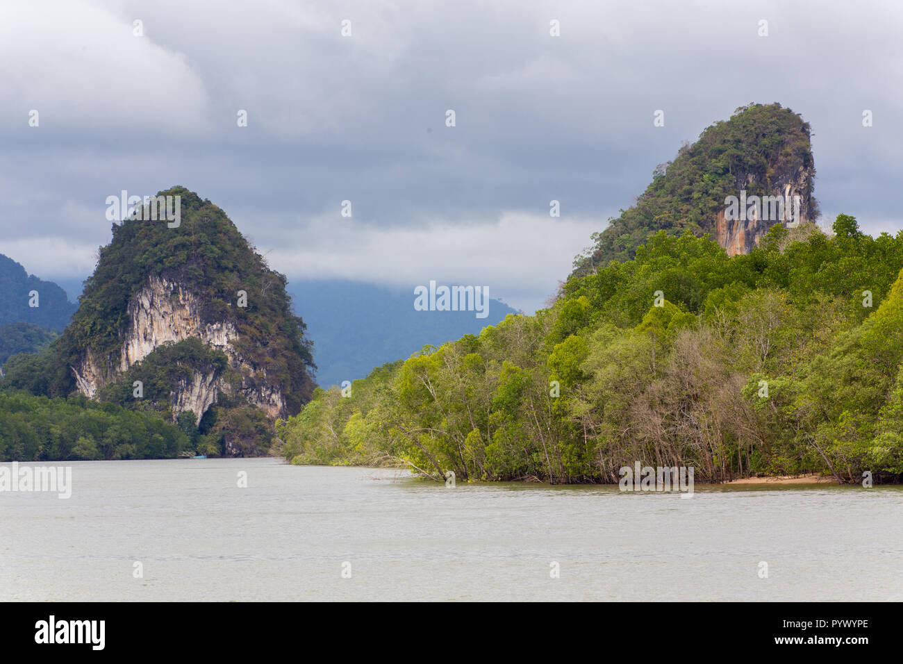 Krabi town river paesaggio nel sud della Thailandia Foto Stock