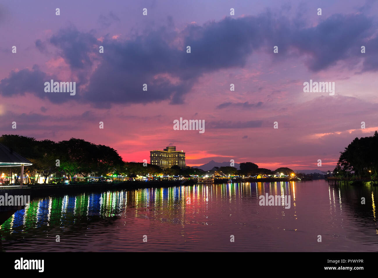 Crepuscolo sul fiume Sarawak con Kuching cityscape, Borneo Malaysia Foto Stock