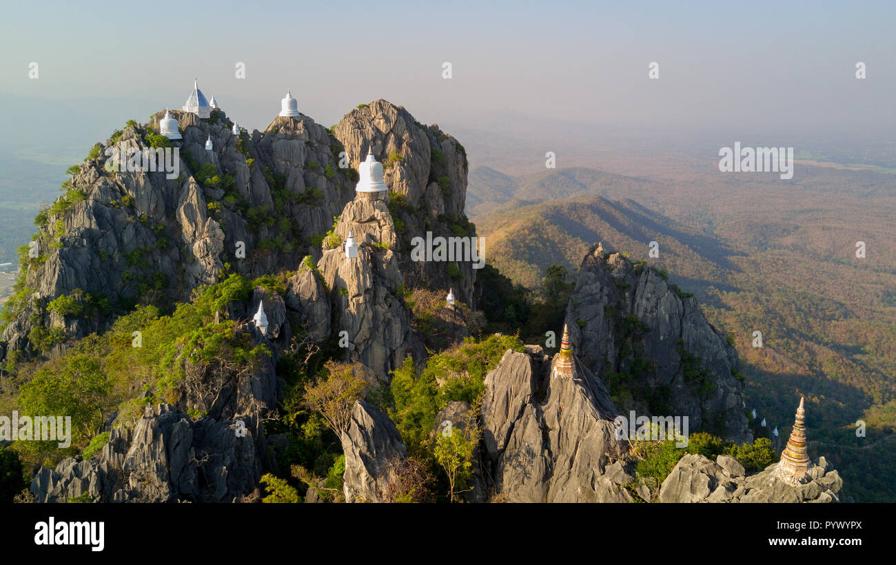 Riprese aeree del Chalermprakiat Prajomklao Rachanusorn chedis sulla cima della montagna, provincia di Lampang, Thailandia Foto Stock