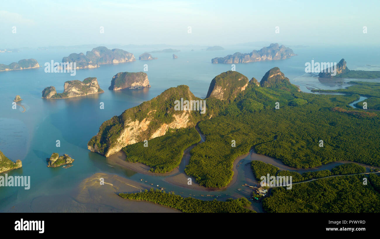 Vista aerea della Baia di Phang Nga con mangrove foresta di alberi e colline nel mare delle Andamane, Thailandia Foto Stock