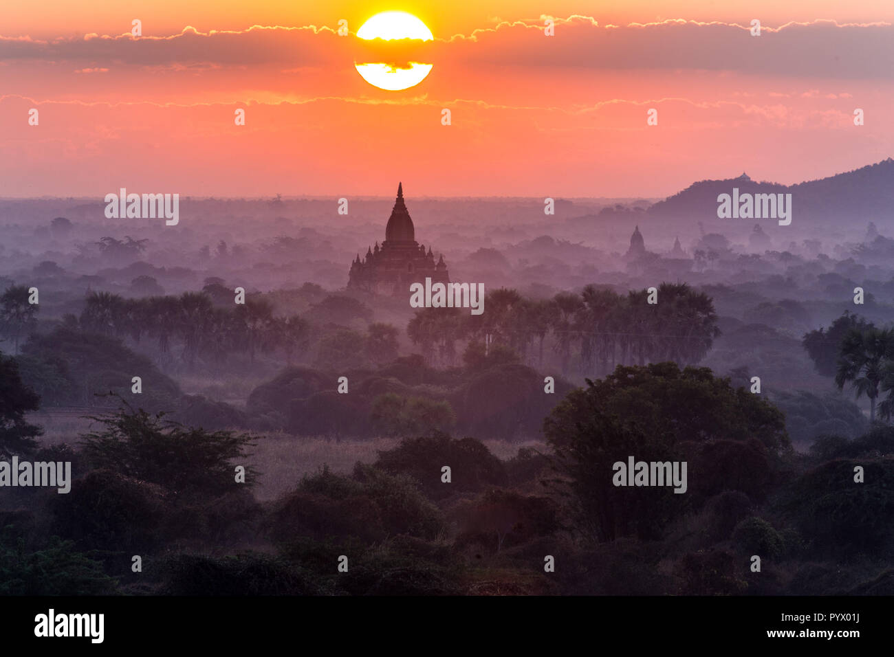 Incantevole sunrise in una nebbiosa mattina su Bagan sito religioso in Myanmar Foto Stock