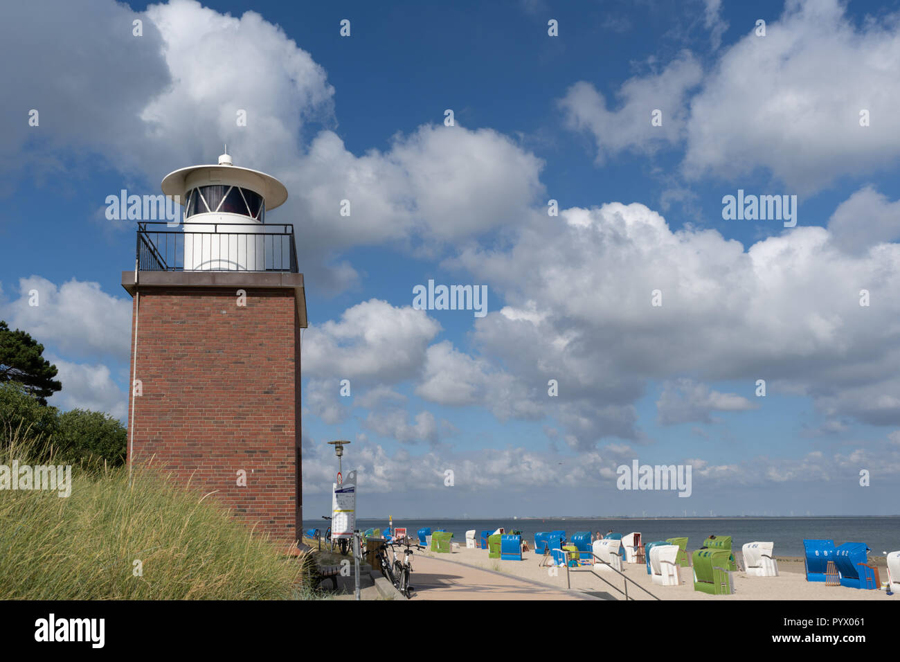 Spiaggia e lighthouseon il tedesco isola del Mare del Nord Fohr Foto Stock