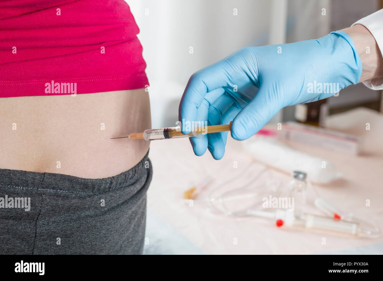 Il dottore vaccinati con una siringa. Foto Stock