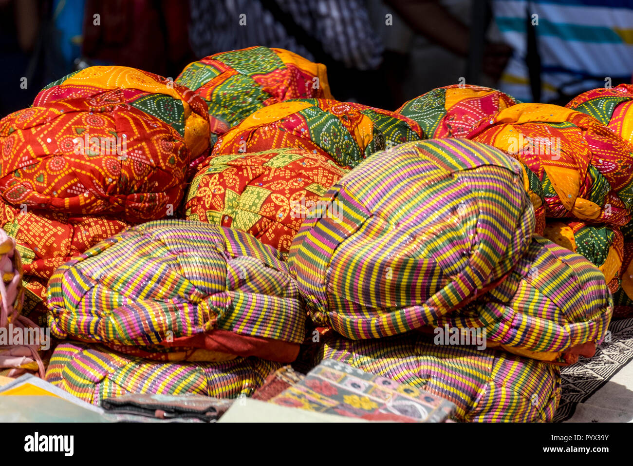 Turbanti in vendita in Jaisalmer, Rajasthan, India Foto Stock