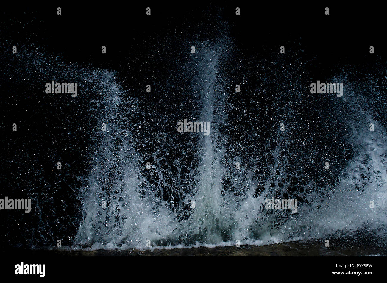 Gli spruzzi di wave sul Mar Nero nella notte. Foto Stock