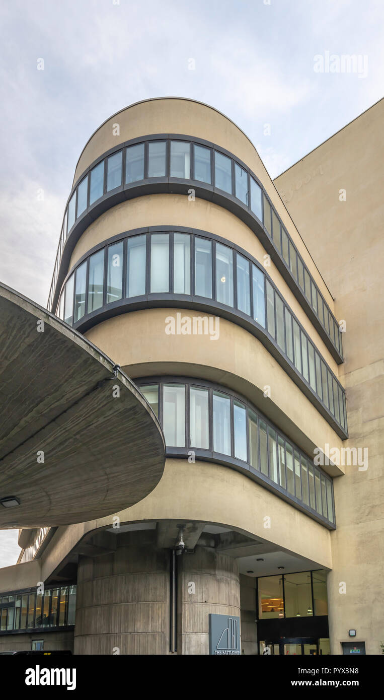 La Corazzata modernista edificio nella zona di Paddington a Londra. Costruito come una manutenzione ferroviaria depot. Ora la casa di Virgin media tra gli altri. Foto Stock