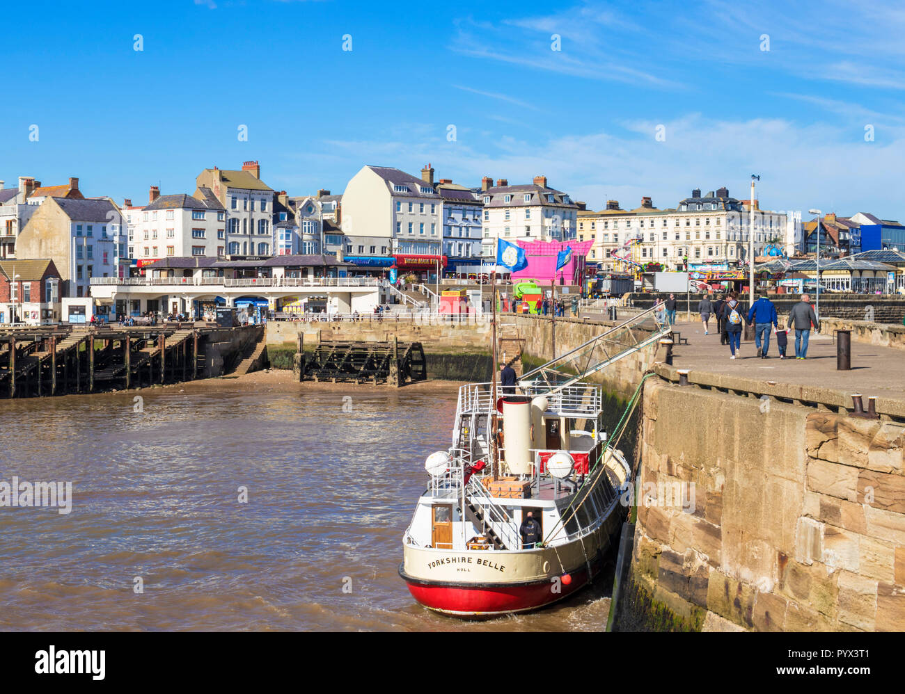 Bridlington Marina e Bridlington Harbour la Yorkshire Belle Pleasure Cruiser Harbour Wall Bridlington East Riding of Yorkshire Inghilterra Regno Unito Europa Foto Stock