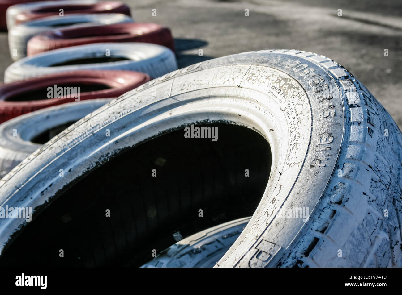 ISTANBUL, Turchia - Dic 23, 2007: Dipinto utilizzati vecchi pneumatici  riciclati come barriera Foto stock - Alamy