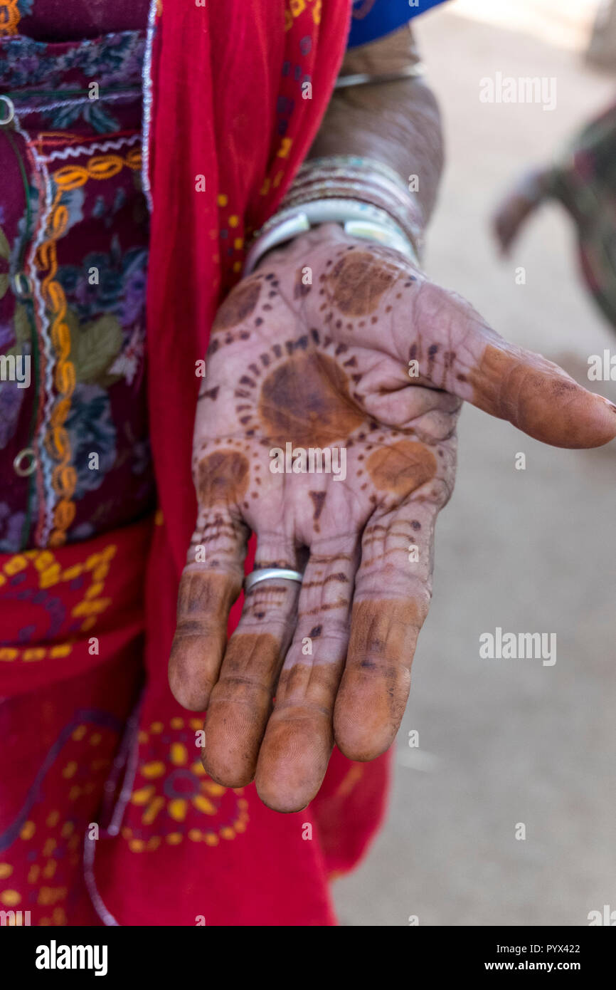 Signora con henns tatuaggi sul lato, villaggio nei pressi di Jodhpur, India Foto Stock