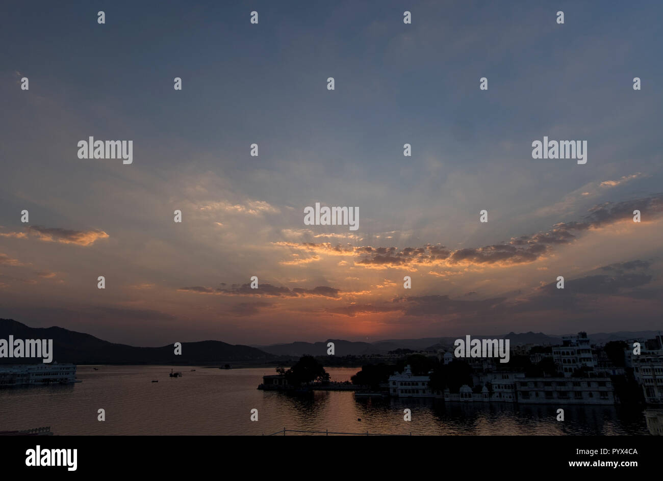 Vista sul lago Pichula in Udaipur, India Foto Stock