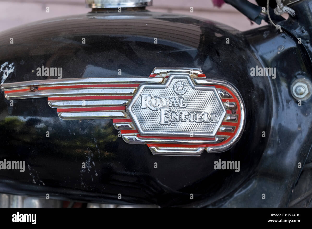 Close-up di Royal Enfield moto badge Foto Stock