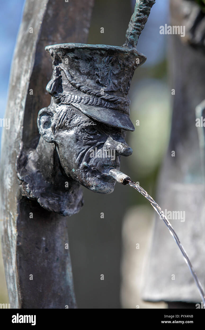 Deliziosa fontana di acqua impostata entro il confine del Viktualienmarkt Monaco di Baviera Centro Città. Foto Stock