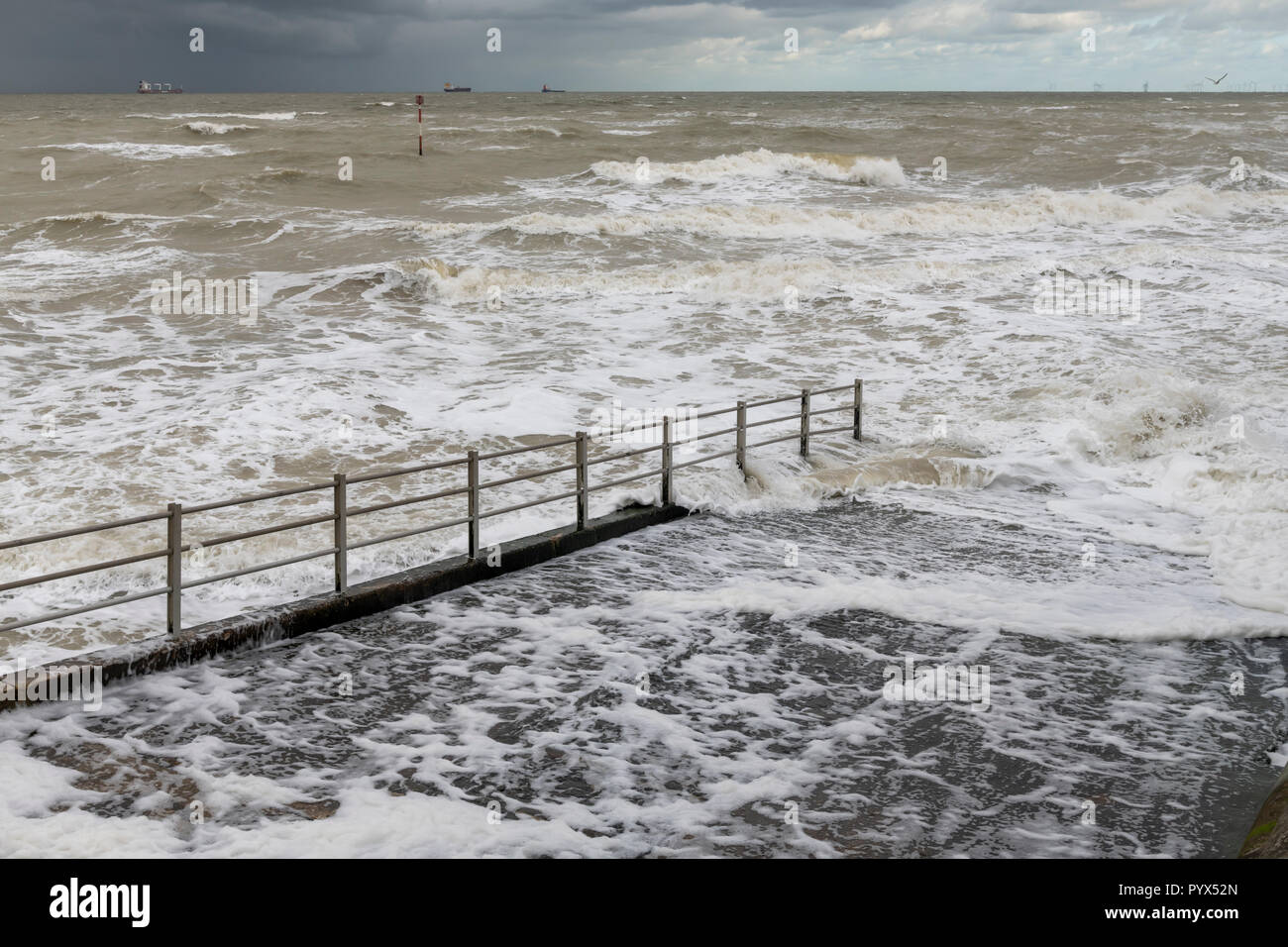 Margate jetty andando giù per la temibile mare mosso. Foto Stock