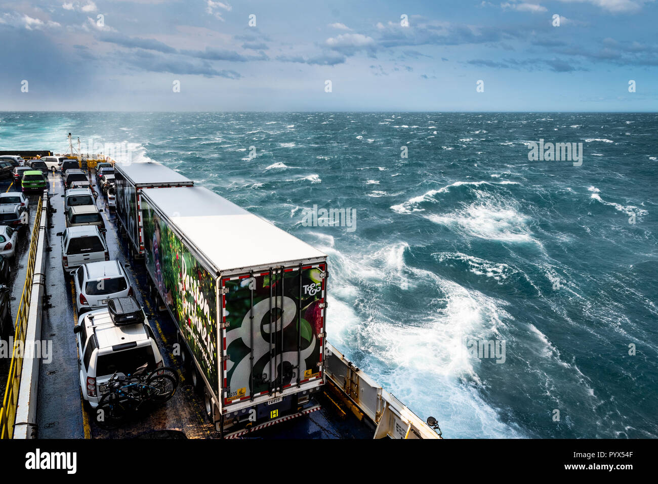 Traversata in traghetto della Nuova Zelanda tra l'isola del nord e quella del sud durante tempesta pesante Foto Stock