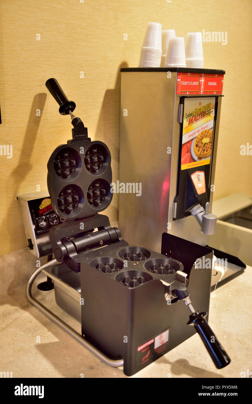 Cialdiera e dispensatore di pastella spesso visto in motel americano la colazione self service zone Foto Stock