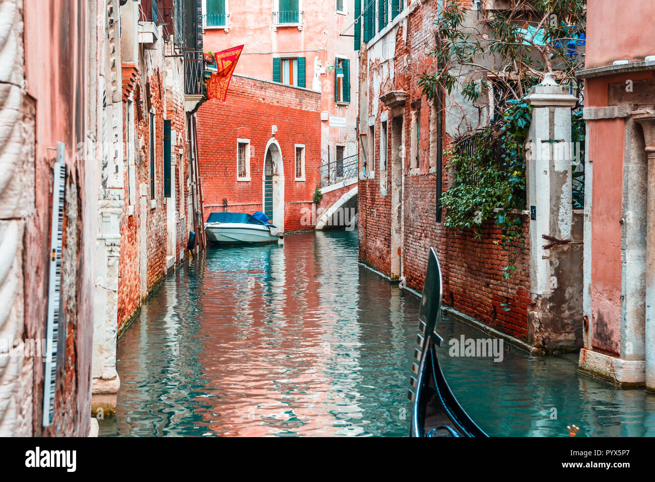 San Giorgio Maggiore Cattedrale e gondole, lunga esposizione, sentieri di luce a Venezia Italia Foto Stock