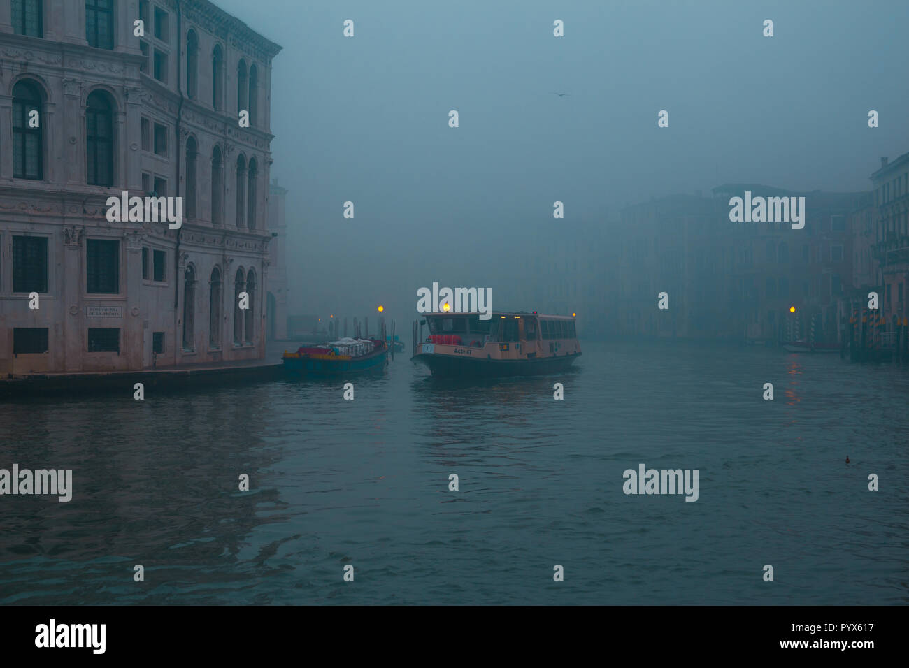 L'acqua taxi su una mattinata nebbiosa a Venezia Italia Foto Stock