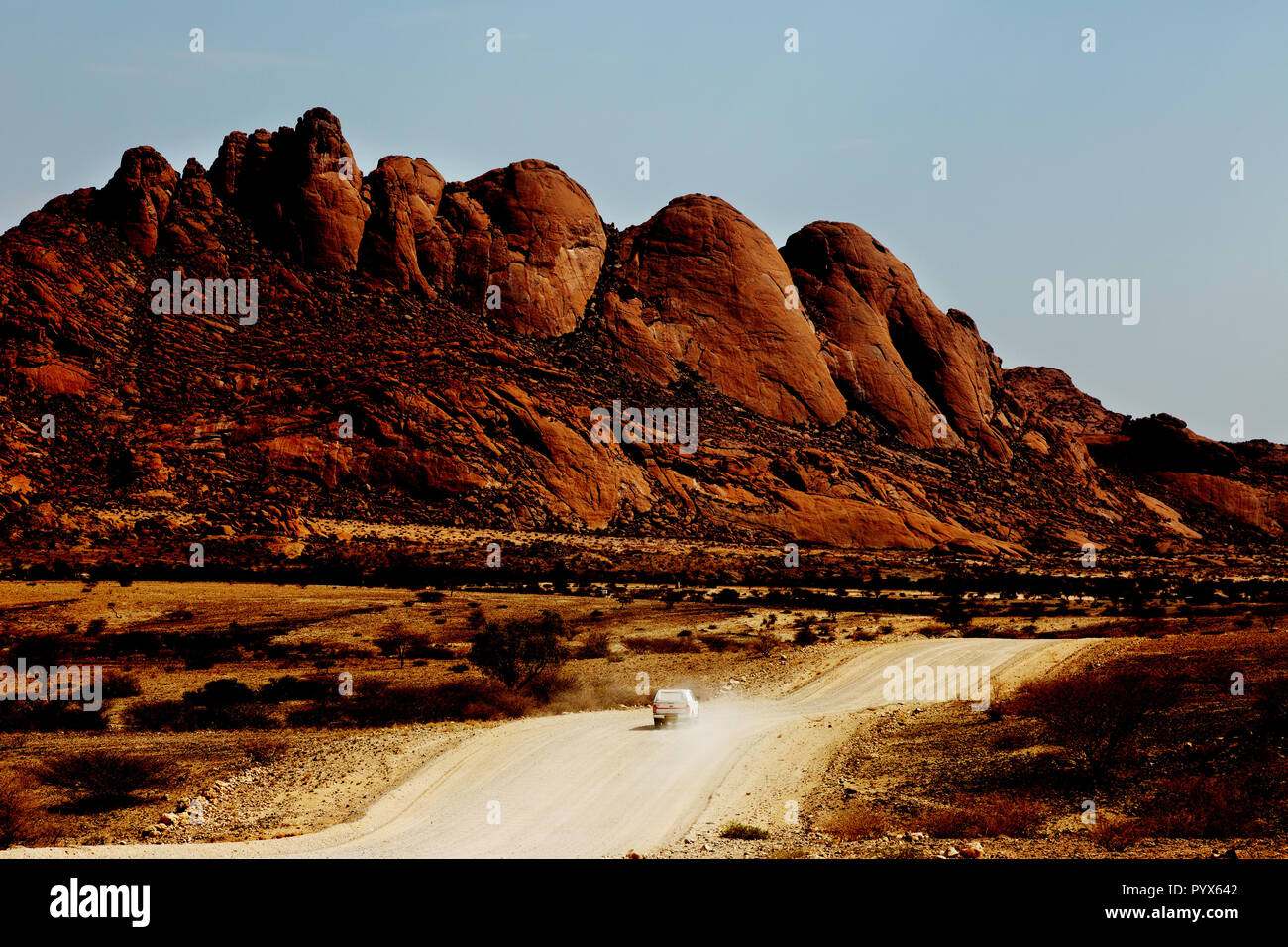 La Namibia guida - una guida auto strade di ghiaia in suggestivi paesaggi rocciosi, Spitzkoppe, Namibia Africa Foto Stock