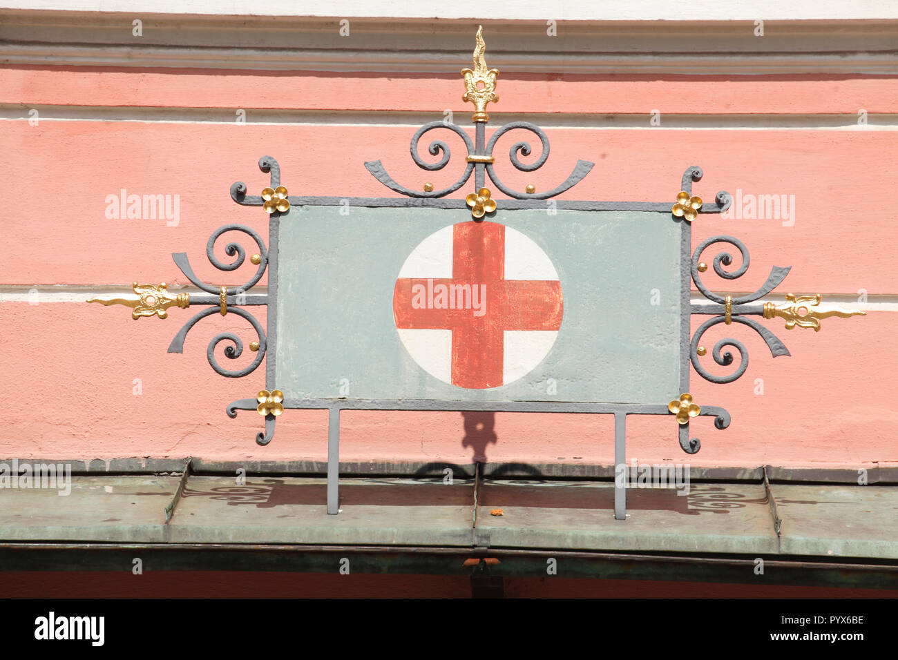 La vecchia protezione della Croce Rossa Wasserburg am Inn, Alta Baviera, Baviera, Germania, Europa mi Altes Schild Rotes Kreuz, Wasserburg am Inn, Oberbayern, Bayern, D Foto Stock