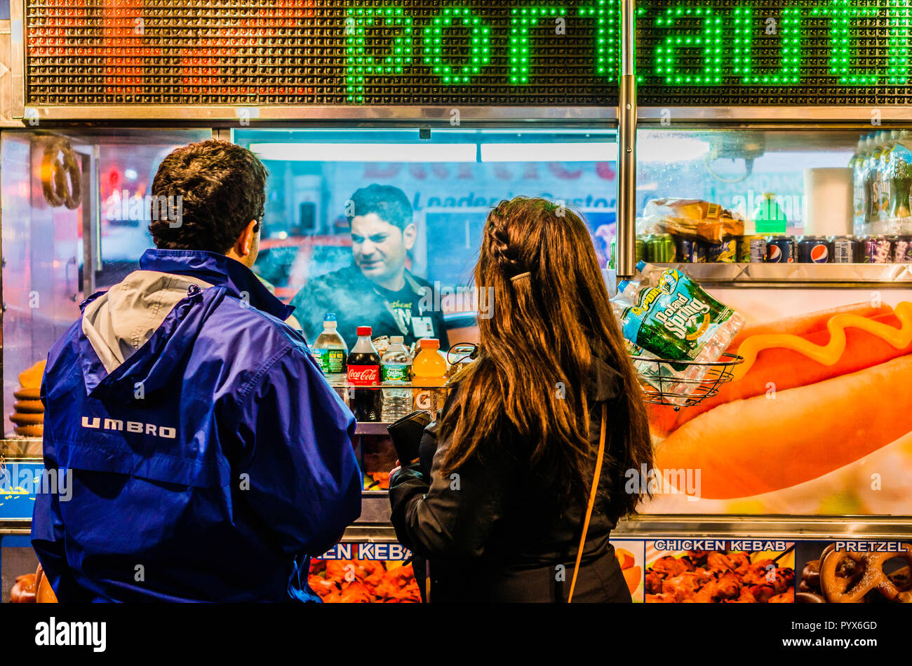 Hot Dog Stand Port Authority Bus Terminal Manhattan   New York New York, Stati Uniti d'America Foto Stock