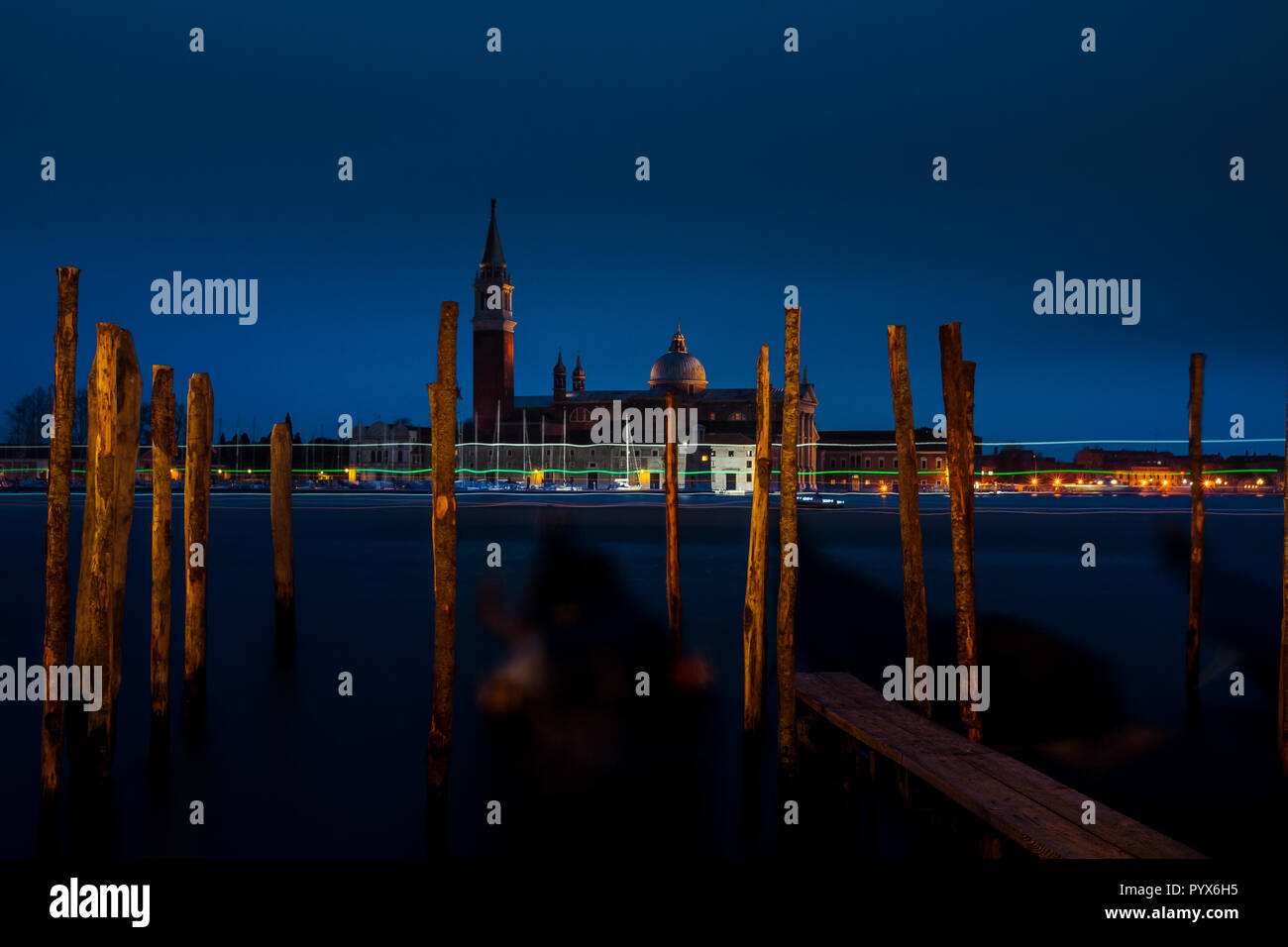 San Giorgio Maggiore Cattedrale e gondole, lunga esposizione, sentieri di luce a Venezia Italia Foto Stock