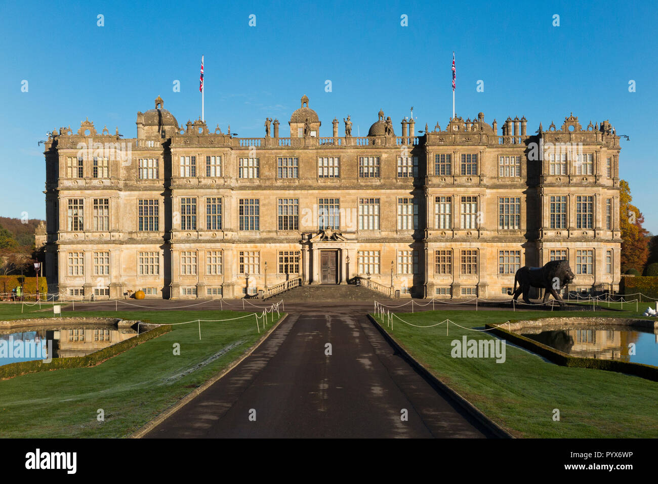 Esterno Vista della facciata frontale lungo l'unità di Longleat house nel Wiltshire. Regno Unito. (103) Foto Stock