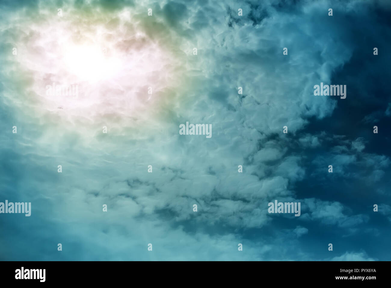 Bellissimo cielo scuro con sole e nuvole Foto Stock