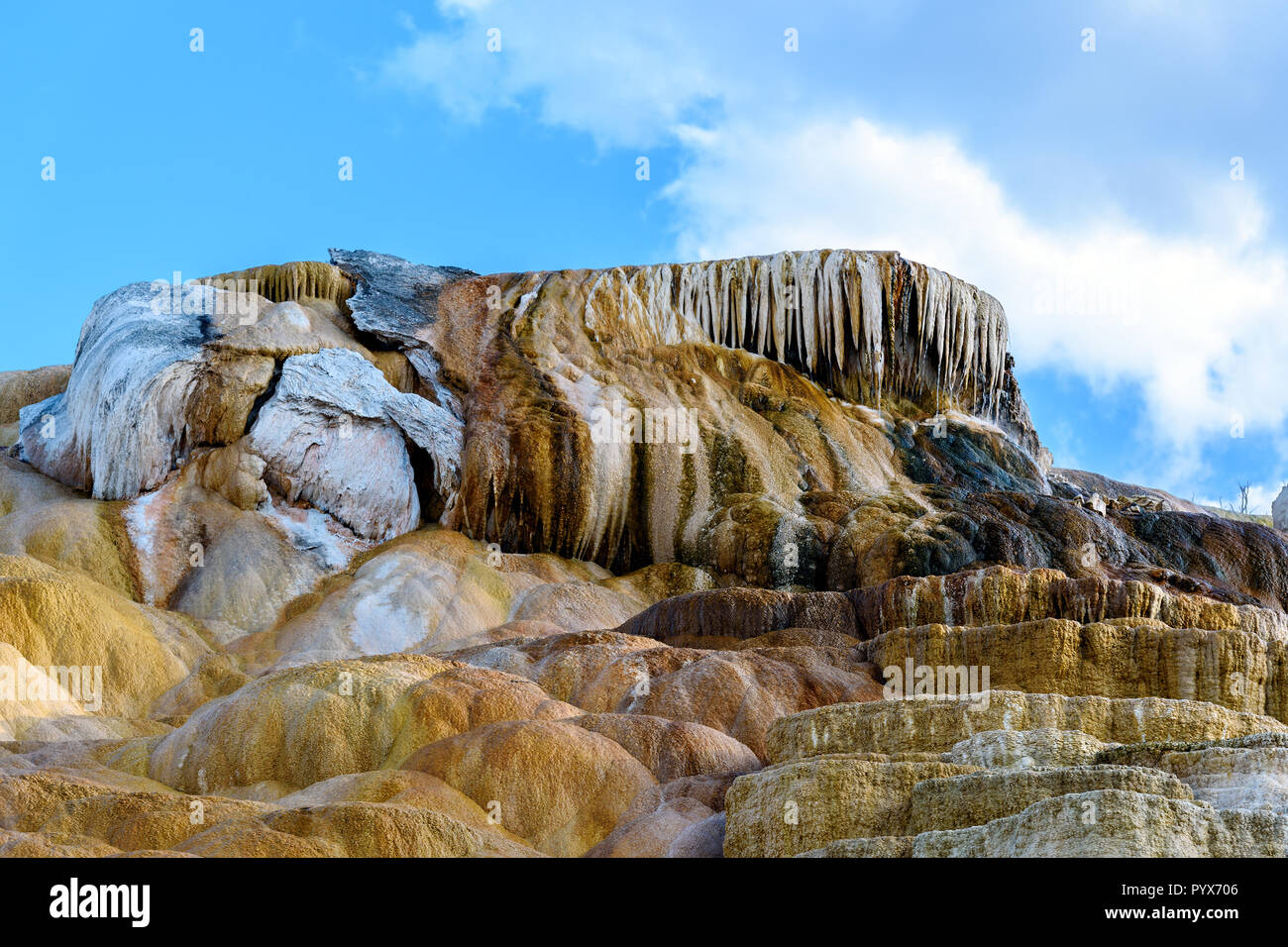 Terrazza di montagna, il calcare e le formazioni rocciose a Mammoth Hot Springs nel Parco Nazionale di Yellowstone, Wyoming USA Foto Stock