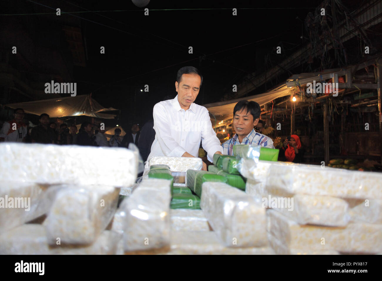 Presidente di Joko Widodo (L) visto a parlare con un operatore mentre il monitoraggio delle esigenze di base nei mercati tradizionali. Il Presidente ha sottolineato che il prezzo delle merci di pinzatura è stabile. Foto Stock