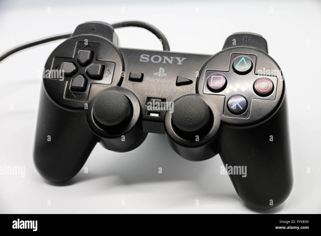 Sguardo ravvicinato di un nero Sony Playstation 2 joystick con funzione di ammortizzatore. Foto Stock