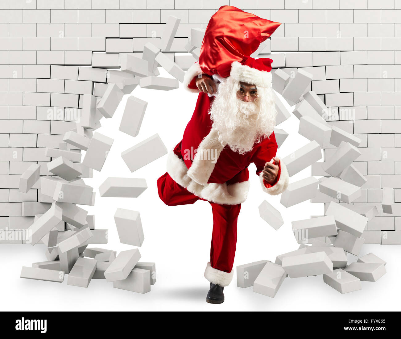 Babbo Natale entra a consegnare il dono praticando un foro nella parete Foto Stock