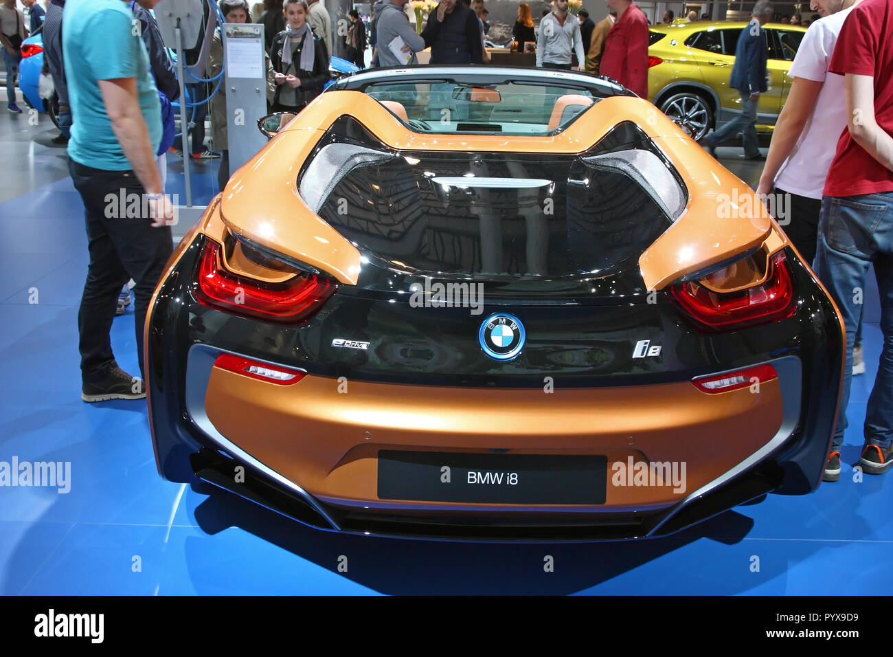Croazia Zagabria, 13 aprile 2018: La BMW i8 Roadster è un ibrido plug-in auto sportiva sviluppato da BMW Foto Stock