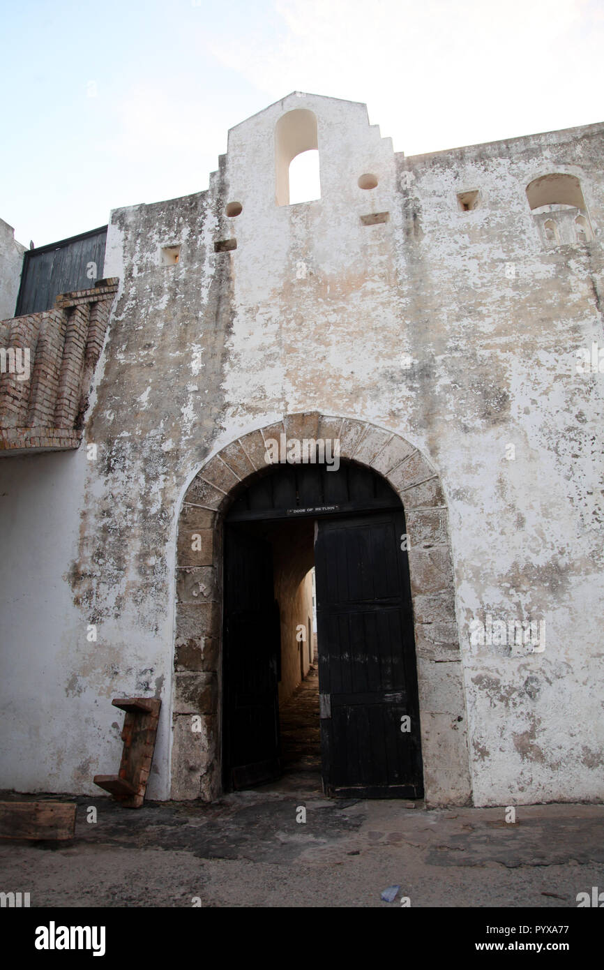 Porta di ritorno (sebbene per gli schiavi, la porta di non ritorno), Cape Coast, in Ghana Foto Stock