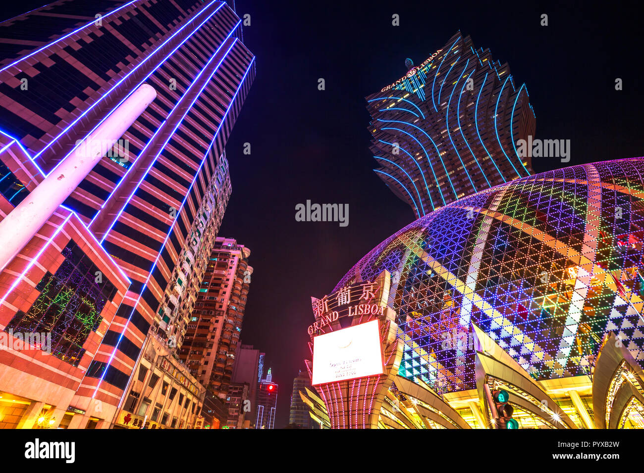 Macao, Cina - 8 Dicembre 2016: luci al neon Grand Lisboa Casinò con il più alto La torre di Macao e di una coloratissima cupola gigante. Foto Stock