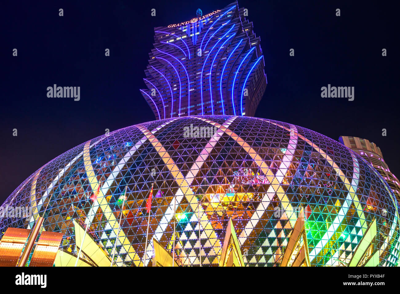 Macao, Cina - 8 Dicembre 2016: più alto nella Torre di Macao e la grande cupola del Grand Lisboa Casinò di notte. Foto Stock