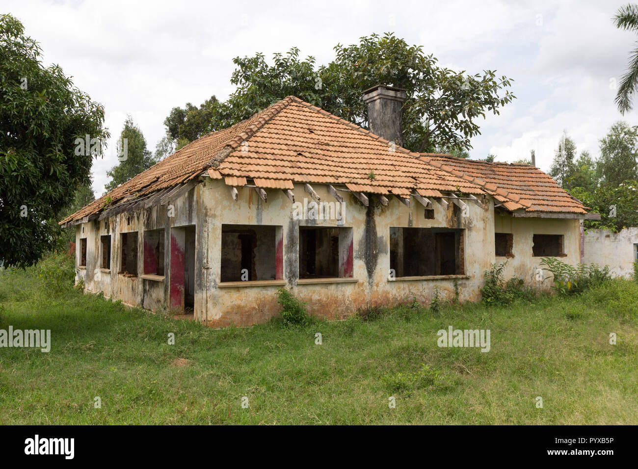 Una casa abbandonata in rovina. Foto scattata a Ssezibwa, Uganda, il 23 aprile 2017. Foto Stock