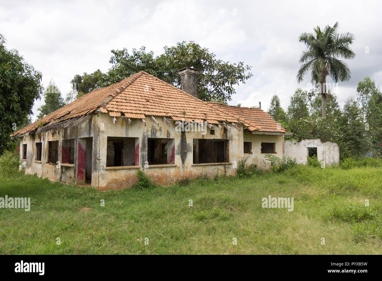 Una casa abbandonata in rovina. Foto scattata a Ssezibwa, Uganda, il 23 aprile 2017. Foto Stock
