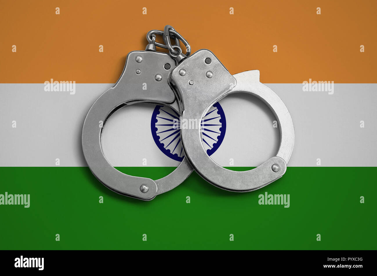 Bandiera dell'India e forze di polizia in manette. Il concetto di rispetto della legge nel paese e protezione dalla criminalità. Foto Stock