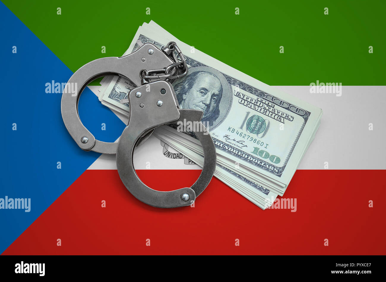 Guinea equatoriale bandiera con le manette e un fascio di dollari. Valuta la corruzione nel paese. Crimini finanziari. Foto Stock